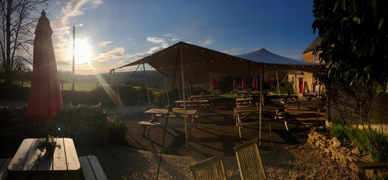 The Crown Inn Rodmarton Exterior foto