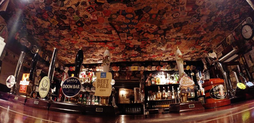 The Crown Inn Rodmarton Exterior foto