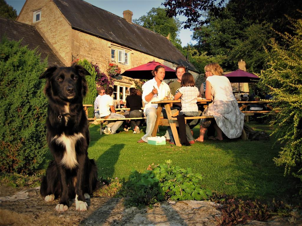 The Crown Inn Rodmarton Exterior foto