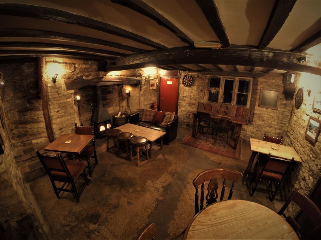 The Crown Inn Rodmarton Exterior foto